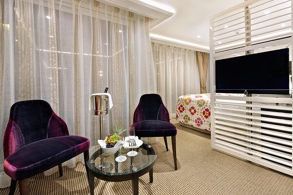 AmaWaterways AmaMora Accommodation Suite 2.jpg